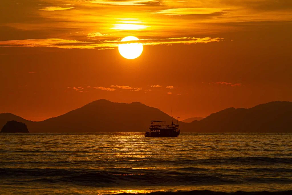 Oahu Boat Tours: Shared Ticket or the Whole Boat?
