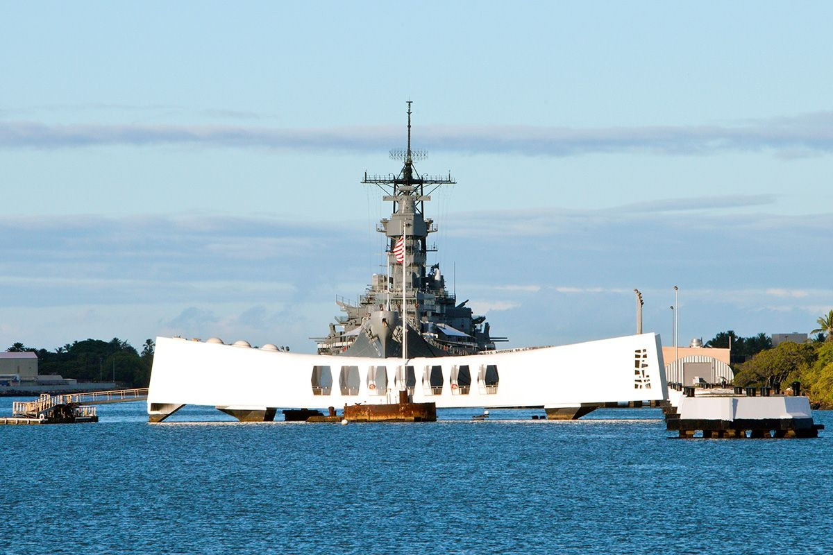 Pearl Harbor and Honolulu City Tour: USS Arizona Memorial, Punchbowl and Downtown, 5 Hours
